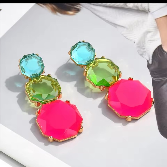 LAST! Large Gold Tone Detail and Resin Acrylic Transparent Stones Earrings! - Picture 6 of 6